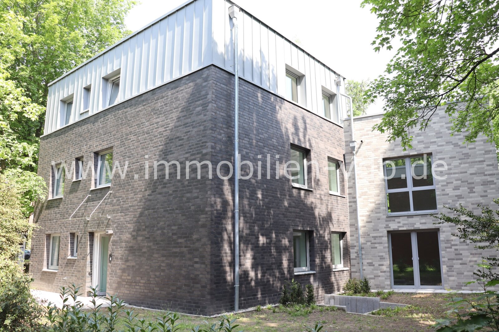 Stilvolle Kapitalanlage: Energieeffizientes Architektenhaus mit 3 großen Wohneinheiten und zukunftssicherer Ausstattung (Wärmepumpe) / KFW-70 Neubau Stilvolle Kapitalanlage: Energieeffizientes Architektenhaus mit 3 großen Wohneinheiten und zukunftssicherer Ausstattung (Wärmepumpe) / KFW-70 Neubau