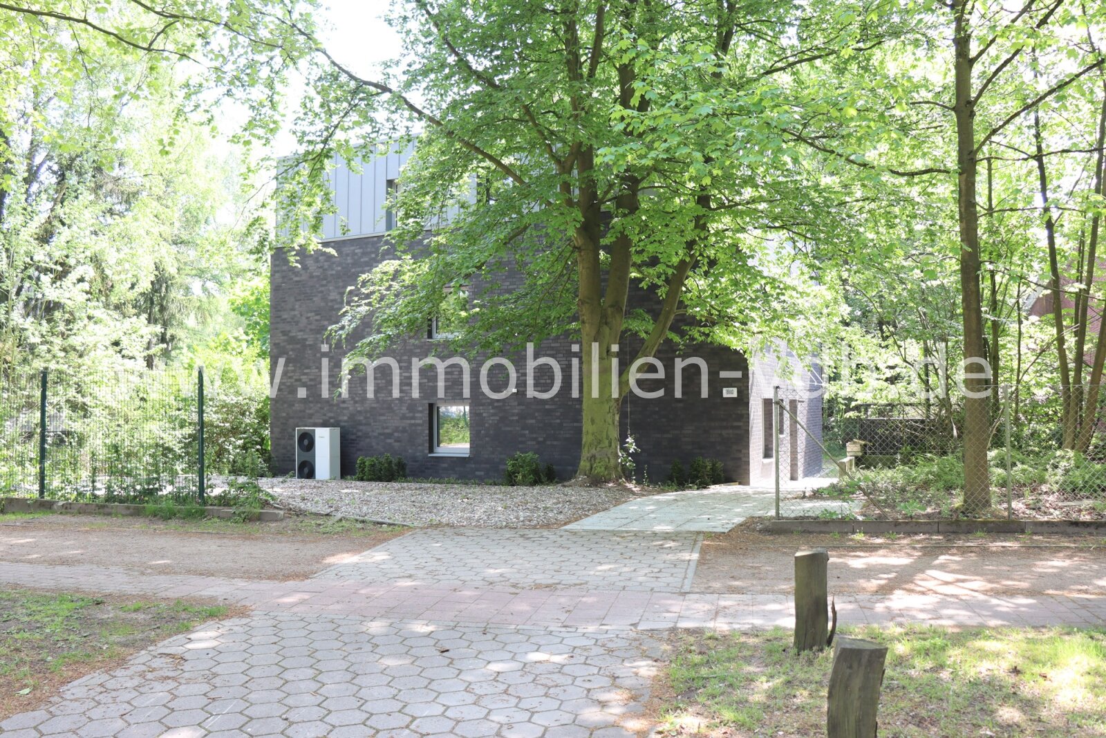 Stilvolle Kapitalanlage: Energieeffizientes Architektenhaus mit 3 großen Wohneinheiten und zukunftssicherer Ausstattung (Wärmepumpe) / KFW-70 Neubau Stilvolle Kapitalanlage: Energieeffizientes Architektenhaus mit 3 großen Wohneinheiten und zukunftssicherer Ausstattung (Wärmepumpe) / KFW-70 Neubau