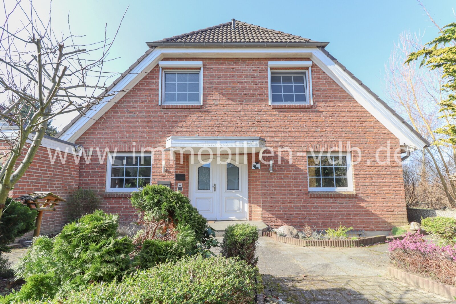 VERKAUFT: Gepflegtes Familienhaus in Feldrandlage: PV-Anlage, Speicher, Fußbodenheizung, Pelletofen. Sackgassenlage. Garage, Carport, Vollkeller VERKAUFT: Gepflegtes Familienhaus in Feldrandlage: PV-Anlage, Speicher, Fußbodenheizung, Pelletofen. Sackgassenlage. Garage, Carport, Vollkeller